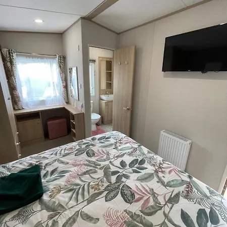 Pheasant'S Hollow - 2 Bed Hot Tub Lodge With Free Golf, No Buggy Swarland Exterior photo